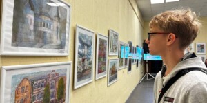 В Могилеве открыли выставку работ участников детского художественного пленэра «Краски Могилева»