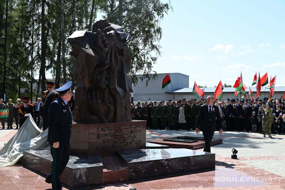 В Могилеве преданы земле останки жертв геноцида, обнаруженные в Казимировском лесу: открыт памятный знак