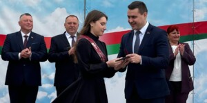 Министр образования Республики Беларусь Андрей Иванец вручил аттестаты и золотые медали выпускникам школ г. Шклова и Шкловского района