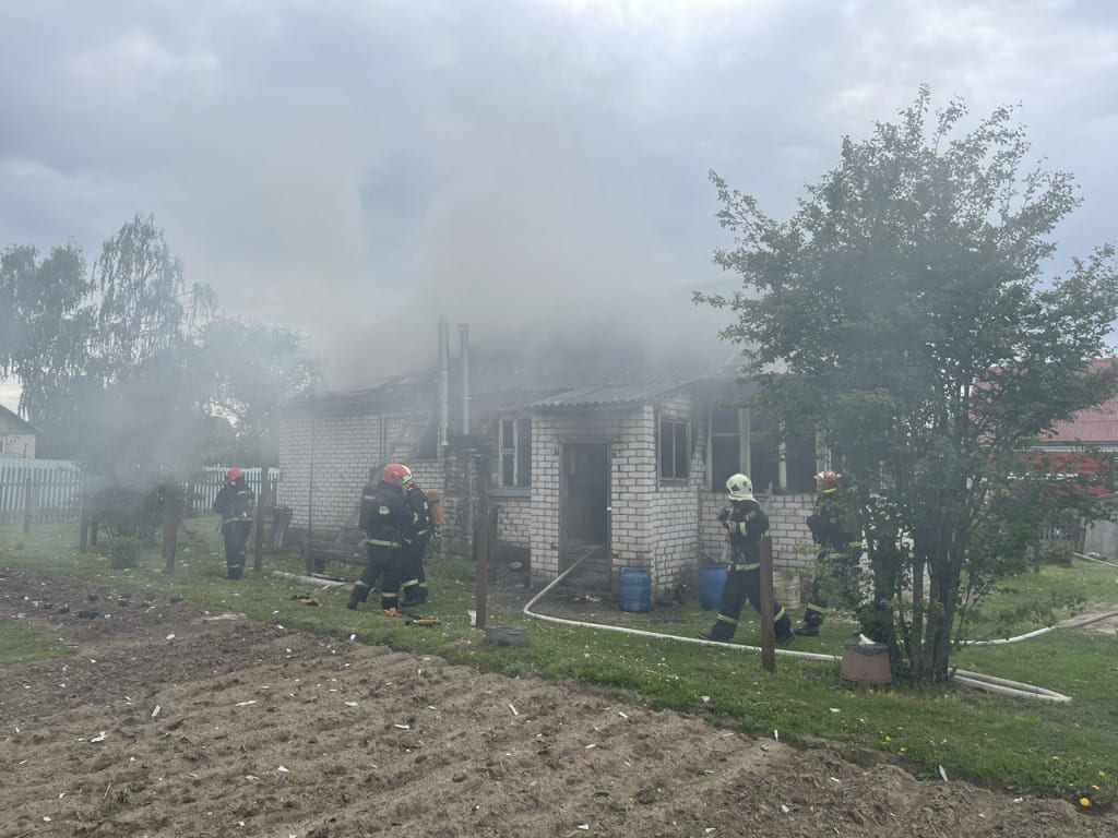 На пожаре в Могилевском районе прохожие спасли женщину