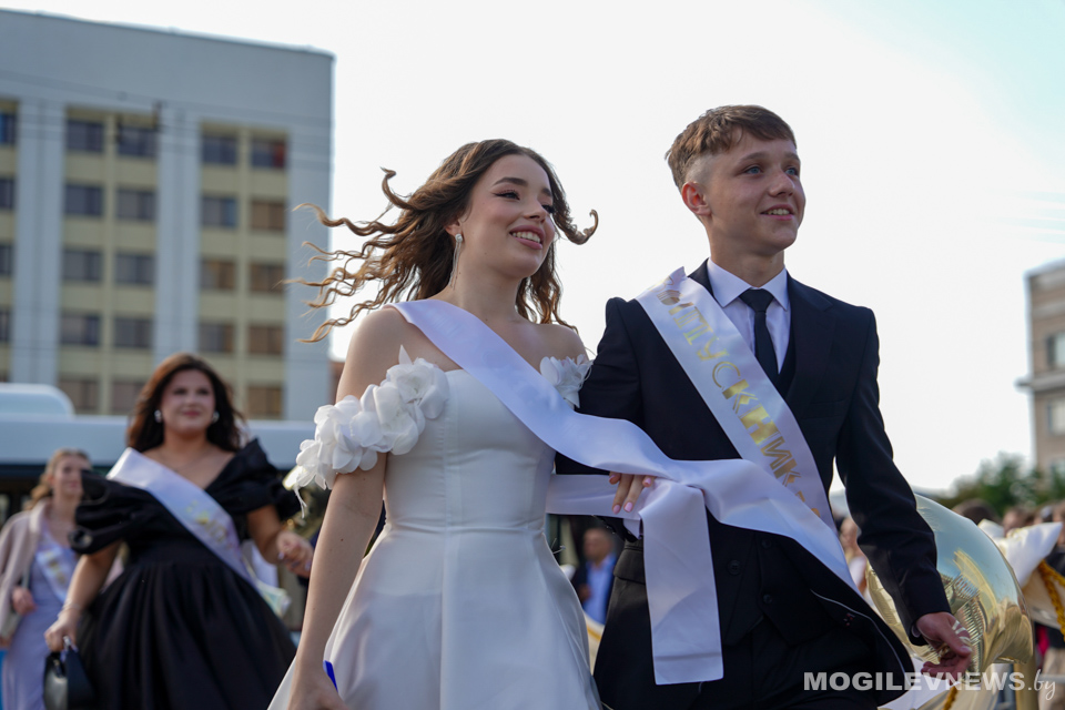 «Звездный выпускной — 2025»: более 2 тысяч выпускников Могилева встретили праздник на площади Единства