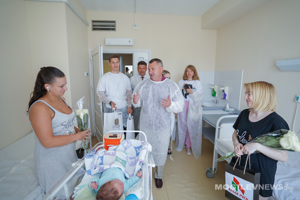 В Могилеве поздравили женщин, родивших в День Независимости Республики Беларусь. Фото