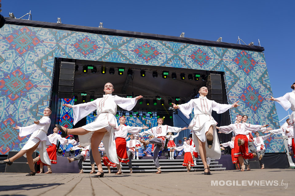 Церемония открытия республиканского праздника «Купалье» (Александрия собирает друзей) состоялась на берегу Днепра. Фото