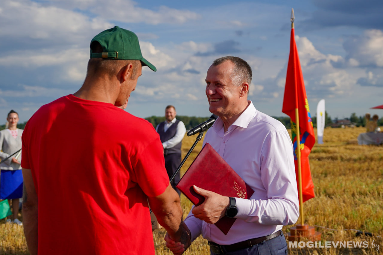 Первого комбайнера-тысячника чествовали в Могилевском районе. Фото