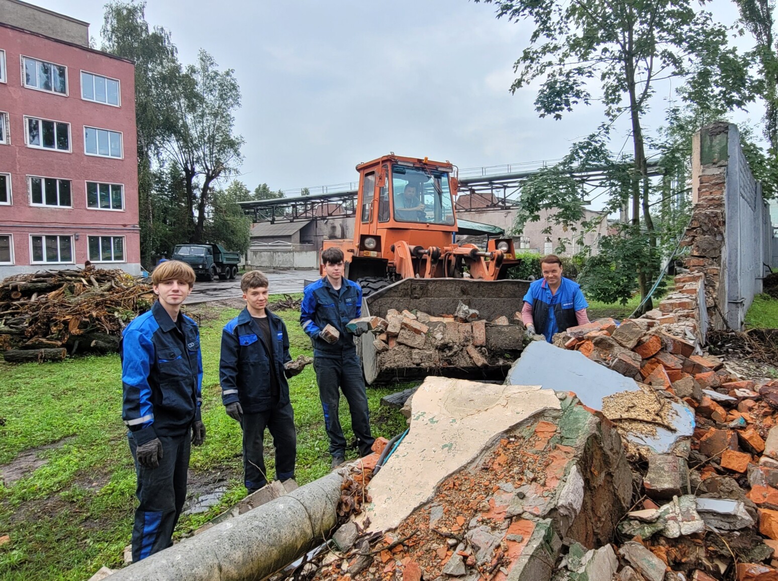 Первый студотряд работает в филиале ОАО «БЕЛАЗ» — управляющая компания холдинга «БЕЛАЗ-ХОЛДИНГ» — «Строммашина». Фото