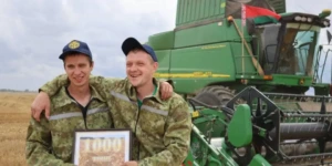 Молодежный экипаж из Кировского района первым в области намолотил тысячу тонн