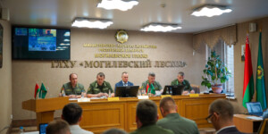 На базе Могилевского лесхоза состоялось заседание штаба по вопросам устранения последствий стихии. Фото