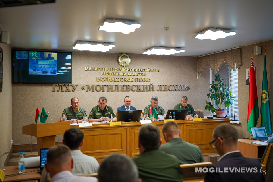 На базе Могилевского лесхоза состоялось заседание штаба по вопросам устранения последствий стихии. Фото