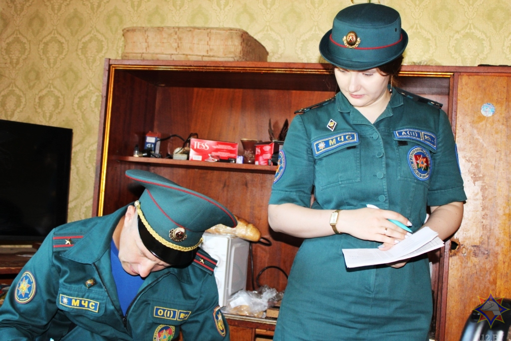 В Кировске прошло мероприятие «Дом без пожара»: спасатели напомнили жителям о безопасности