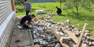 Милиционеры помогли пенсионерке, дом которой пострадал во время урагана