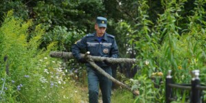 Спасатели и курсанты Университета МЧС продолжают оказывать помощь в ликвидации последствий непогоды в Могилеве