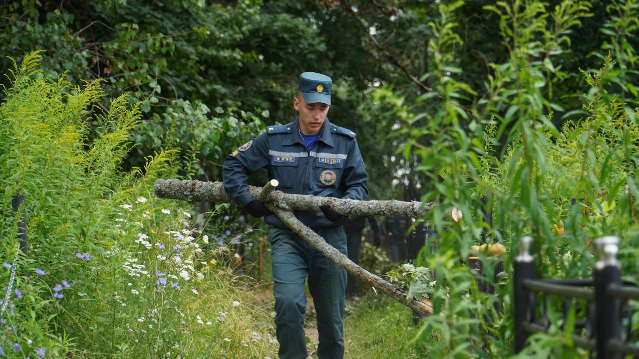 Спасатели и курсанты Университета МЧС продолжают оказывать помощь в ликвидации последствий непогоды в Могилеве