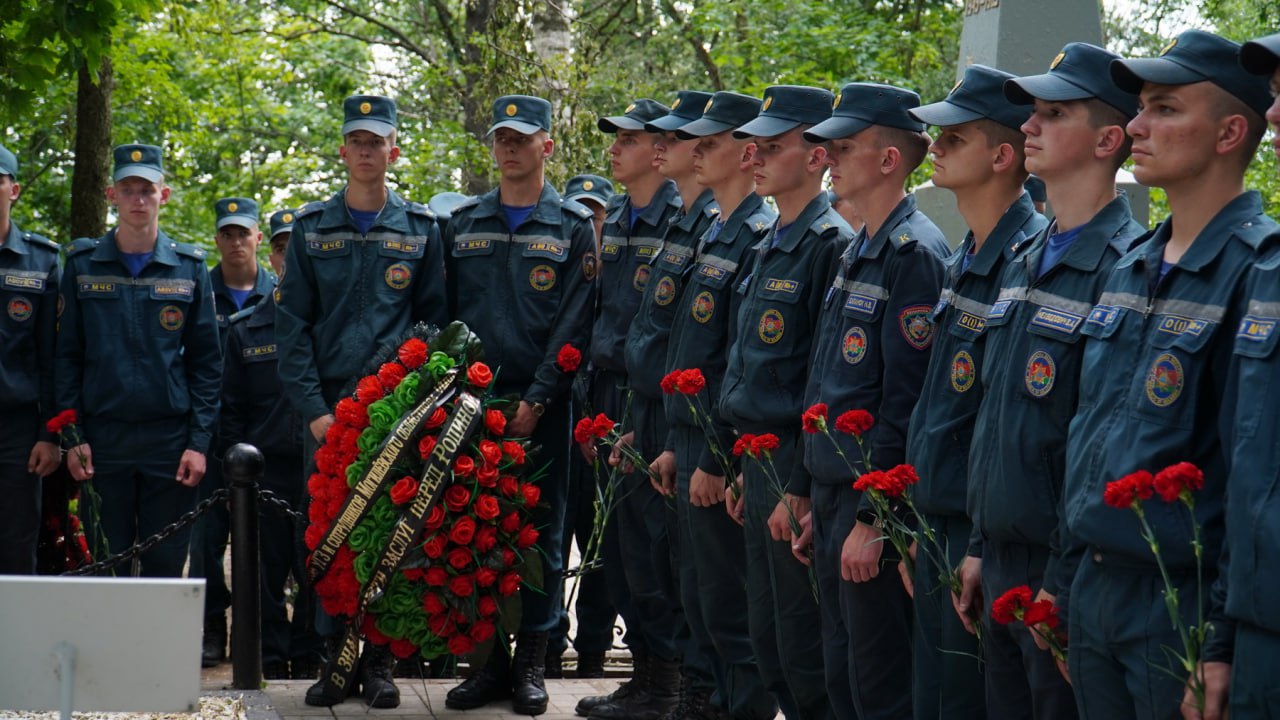 Братскую могилу в Могилеве после урагана восстановили курсанты университета МЧС