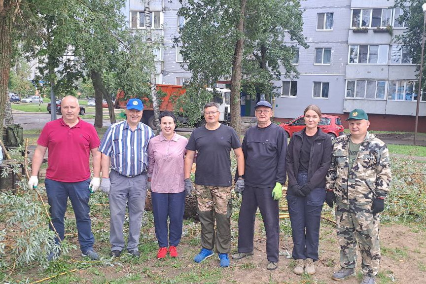 Профсоюз работников здравоохранения помогает ликвидировать последствия урагана в Могилеве