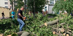 Работники МЧС помогают дошкольным учреждениям в ликвидации последствий урагана