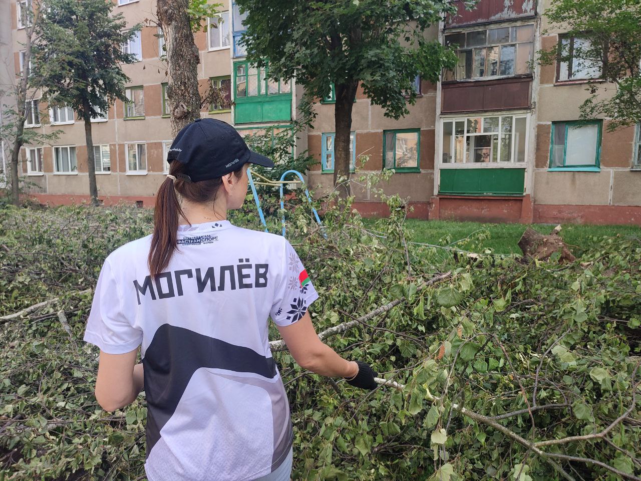 Профсоюзные отряды помогают Могилеву восстанавливаться после урагана