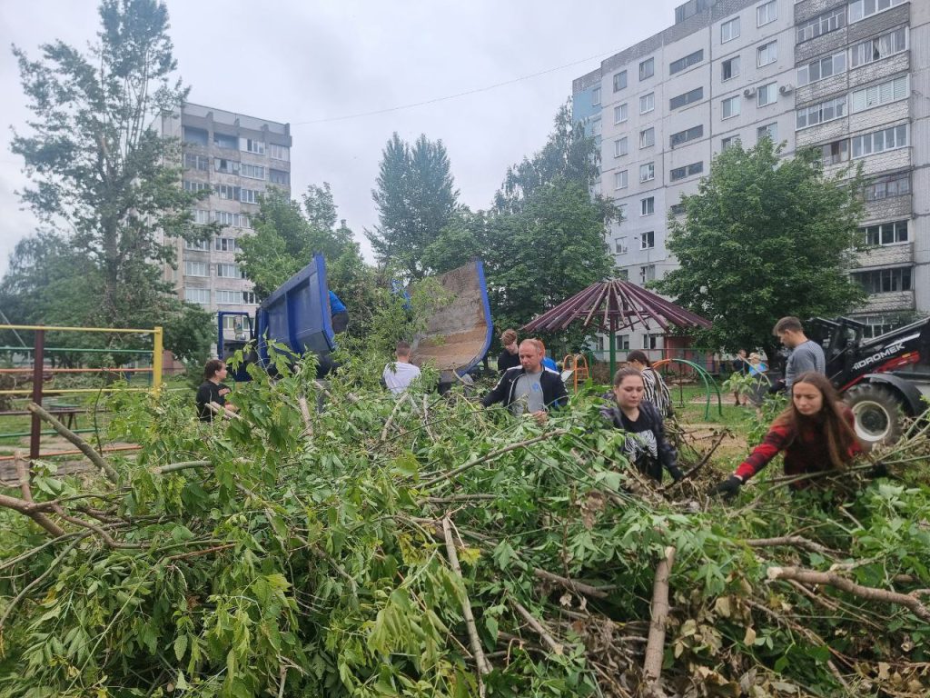 Профсоюзная молодежь помогает Могилеву устранить последствия урагана