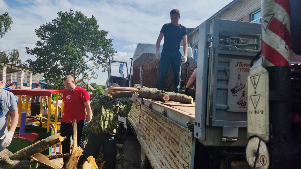 Могилевские спасатели приняли активное участие в большом городском субботнике