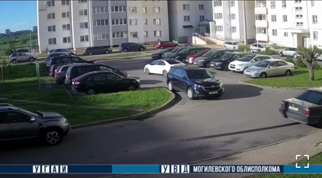 Водитель Volkswagen в Могилеве столкнулся со стоящим BMW и скрылся