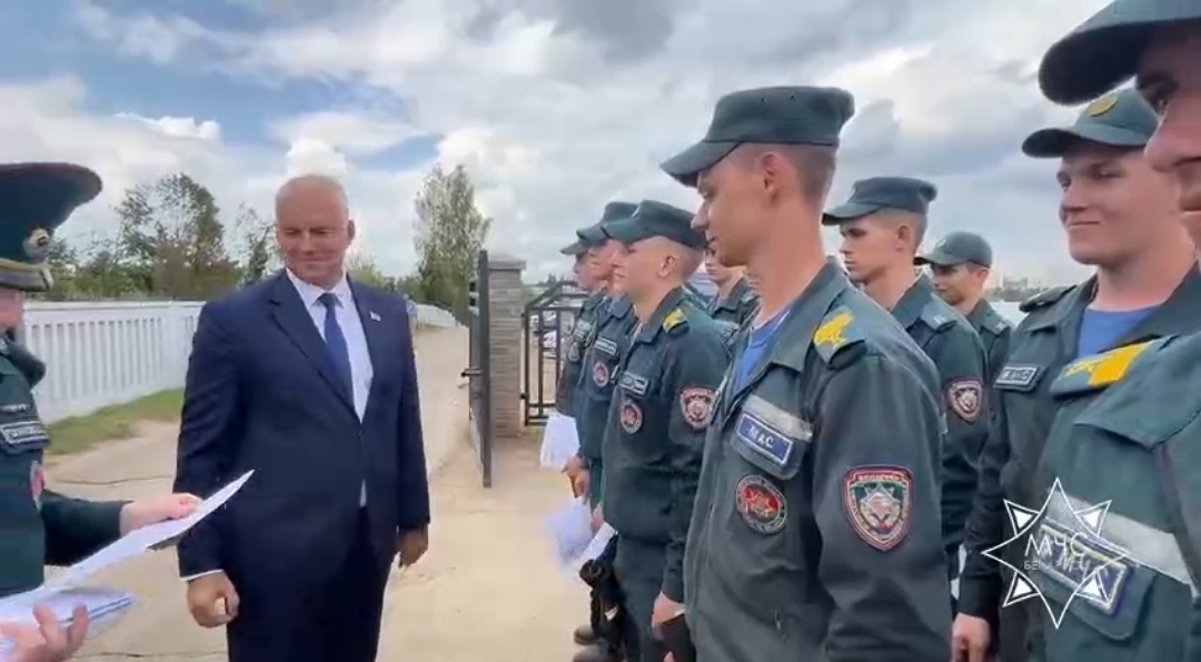Мэр Могилева отметил спасателей, помогавших в ликвидации последствий урагана