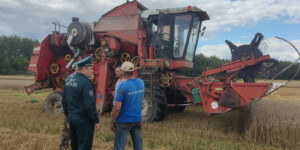 В Костюковичском районе спасатели предотвратили пожар комбайна в поле
