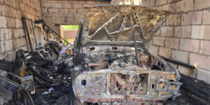 Детская шалость со спичками привела к пожару в Могилеве: сгорели гараж и автомобиль