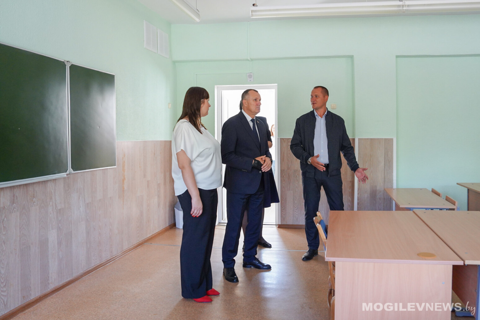 В преддверии нового учебного года Анатолий Исаченко посетил Вишовскую среднюю школу