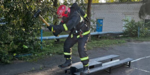 Руководители Могилевского ГОЧС показали класс на полосе препятствий