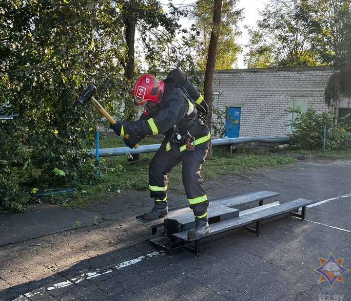 Руководители Могилевского ГОЧС показали класс на полосе препятствий