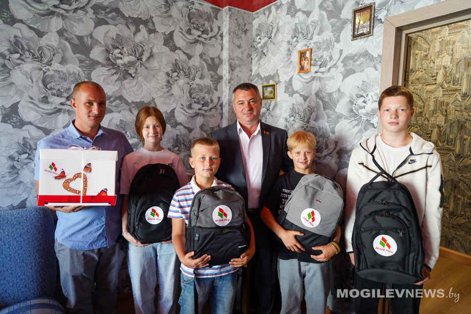 Соберем портфель вместе: семья, где отец воспитывает четверых детей, получила поддержку от «Белой Руси». Фото