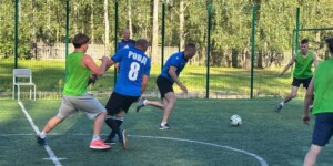 Могилевские милиционеры сыграли в футбол с подростками
