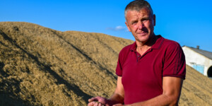 «Работа продолжается»: водитель из «Белой Дубровы» первым в районе перевез тысячу тонн зерна