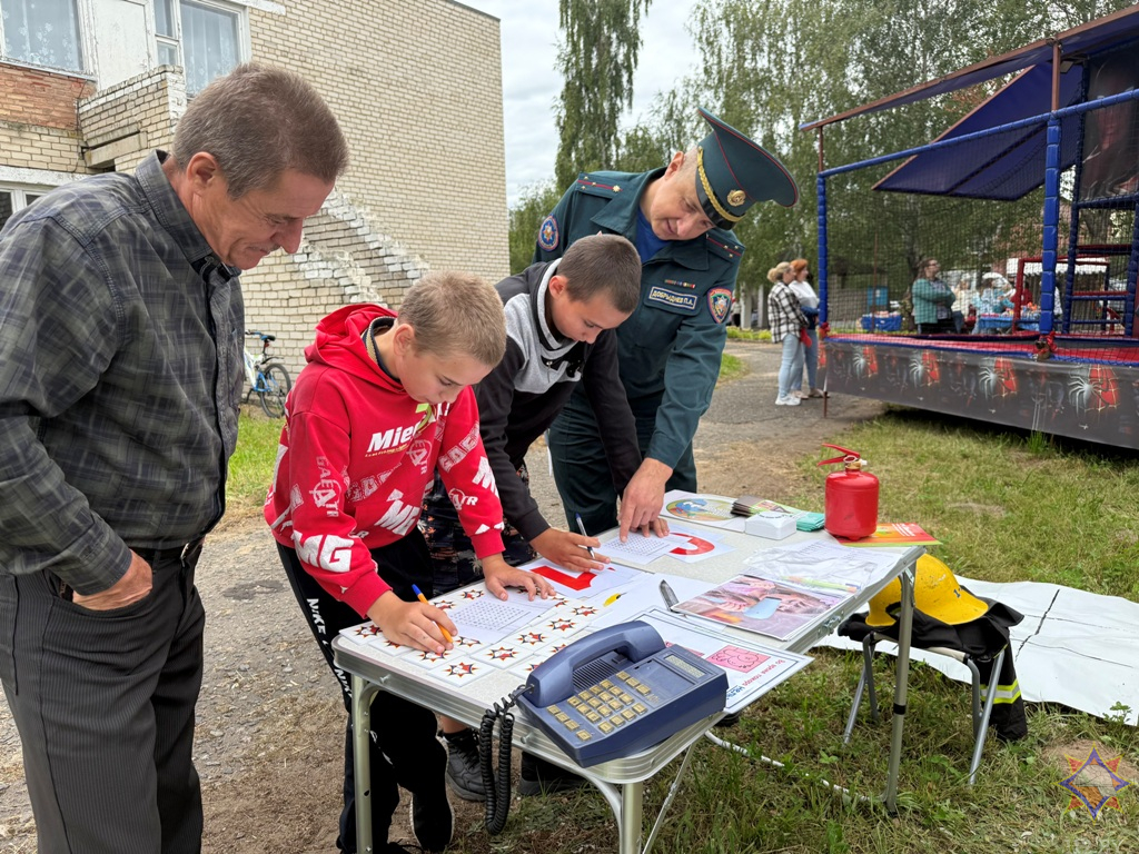 В Костюковичском районе спасатели приняли участие в празднике «Яблочный Спас»
