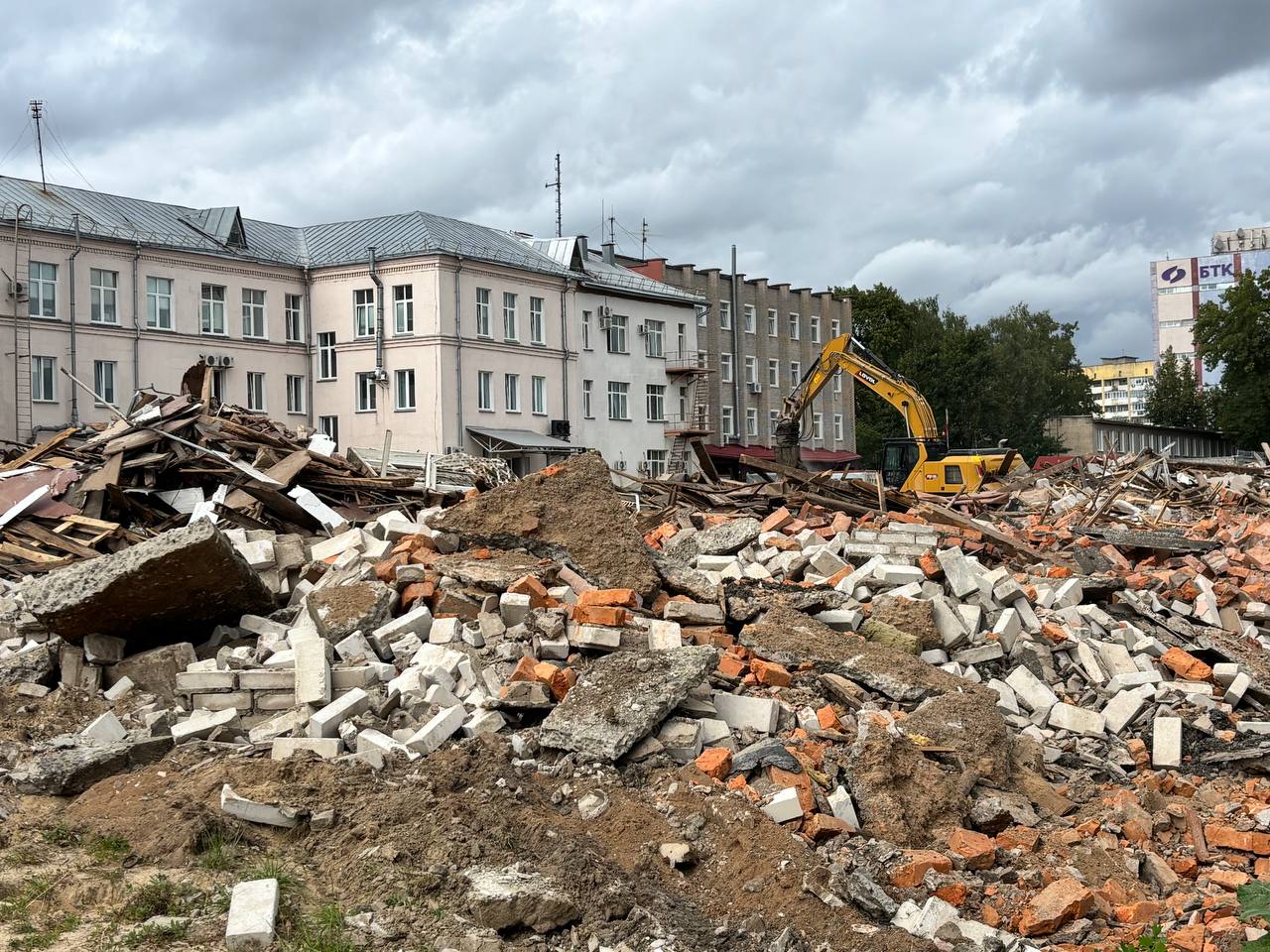 На улице Пионерской в Могилеве приступили к строительству парковки