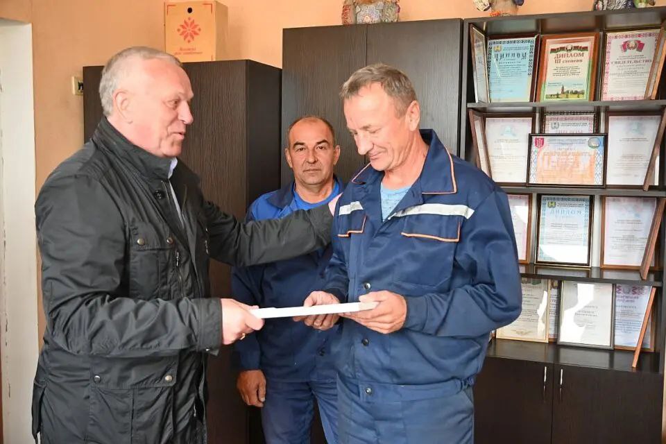 Лучших тружеников Хотимского льнозавода наградили за успехи в жатве