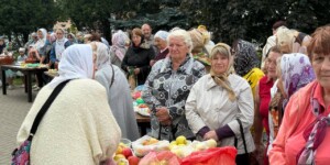 Православные верующие отмечают Яблочный Спас в Могилеве. Фото