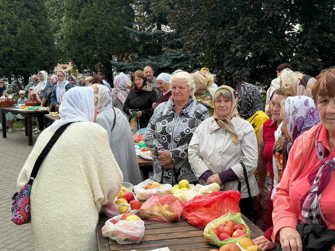 Православные верующие отмечают Яблочный Спас в Могилеве. Фото