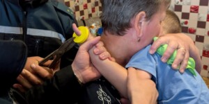 В Краснополье спасатели освободили палец ребенка от игрушки