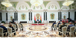 Лукашенко накануне Дня народного единства вручил госнаграды