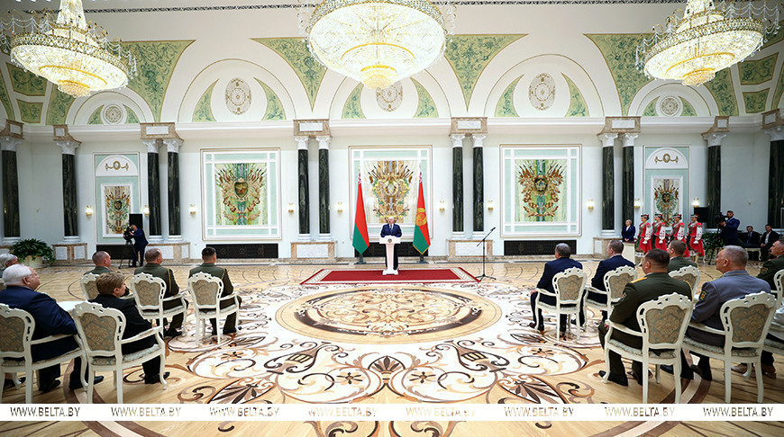 Лукашенко накануне Дня народного единства вручил госнаграды