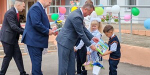 Сенатор Александр Горошкин поздравил учащихся Овсянковской средней школы с Днем знаний. Фото