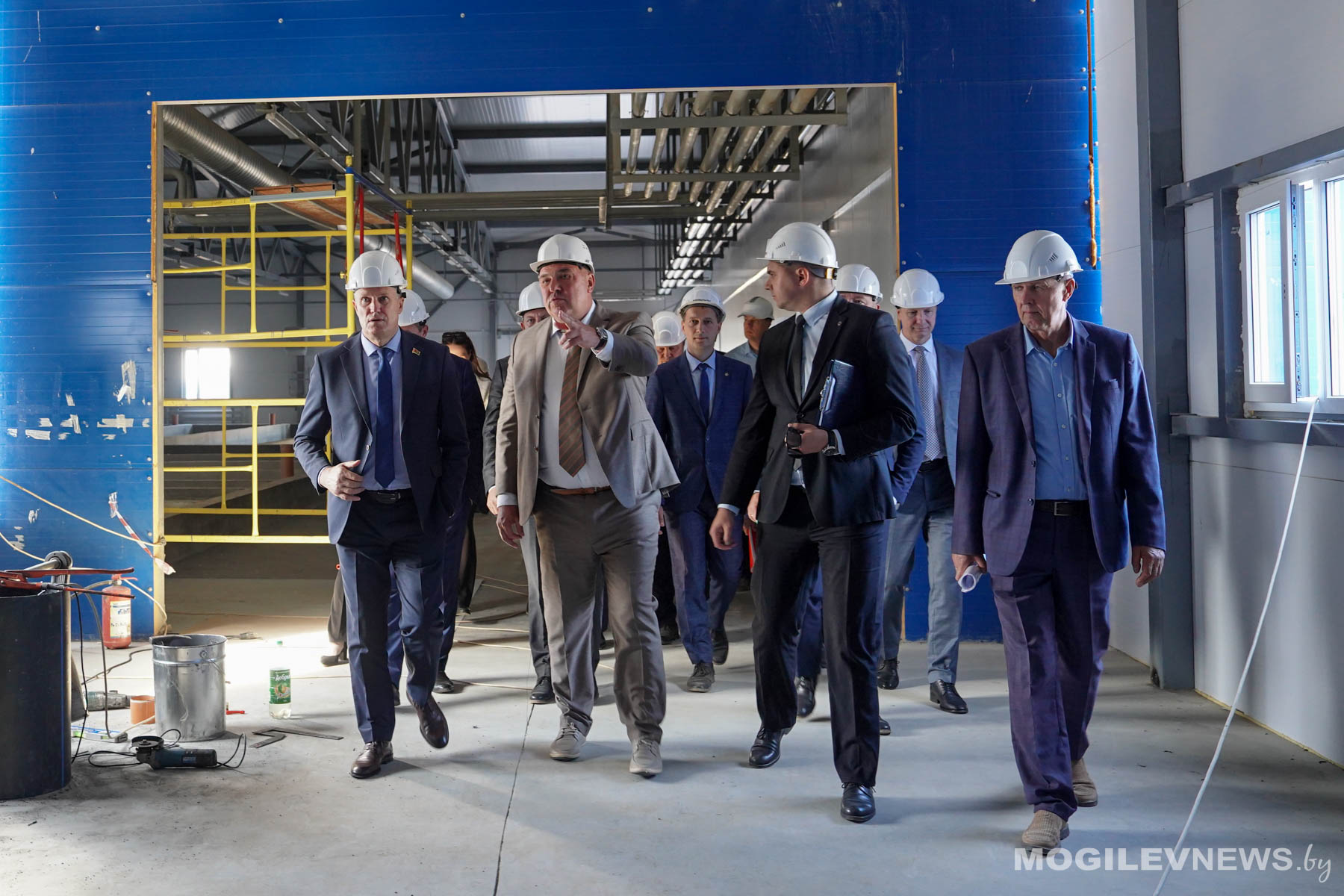 Анатолий Исаченко оценил ход строительства комплекса по производству рыб ценных пород в Краснопольском районе. Фото