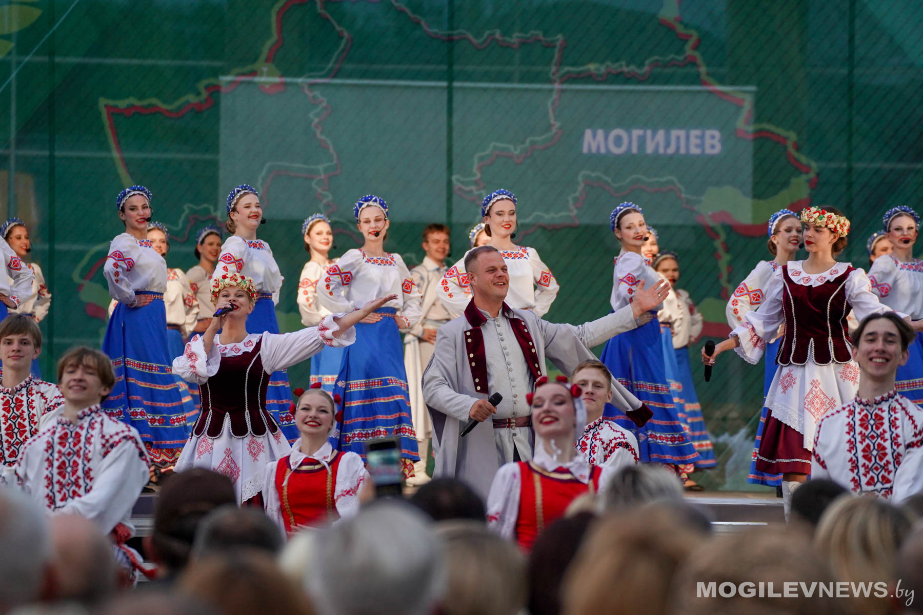 Могилев отметил День народного единства массовыми гуляниями и концертом. Фото