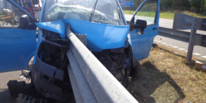 Volkswagen Transporter врезался в ограждение трассы в Бобруйском районе — пострадал пассажир