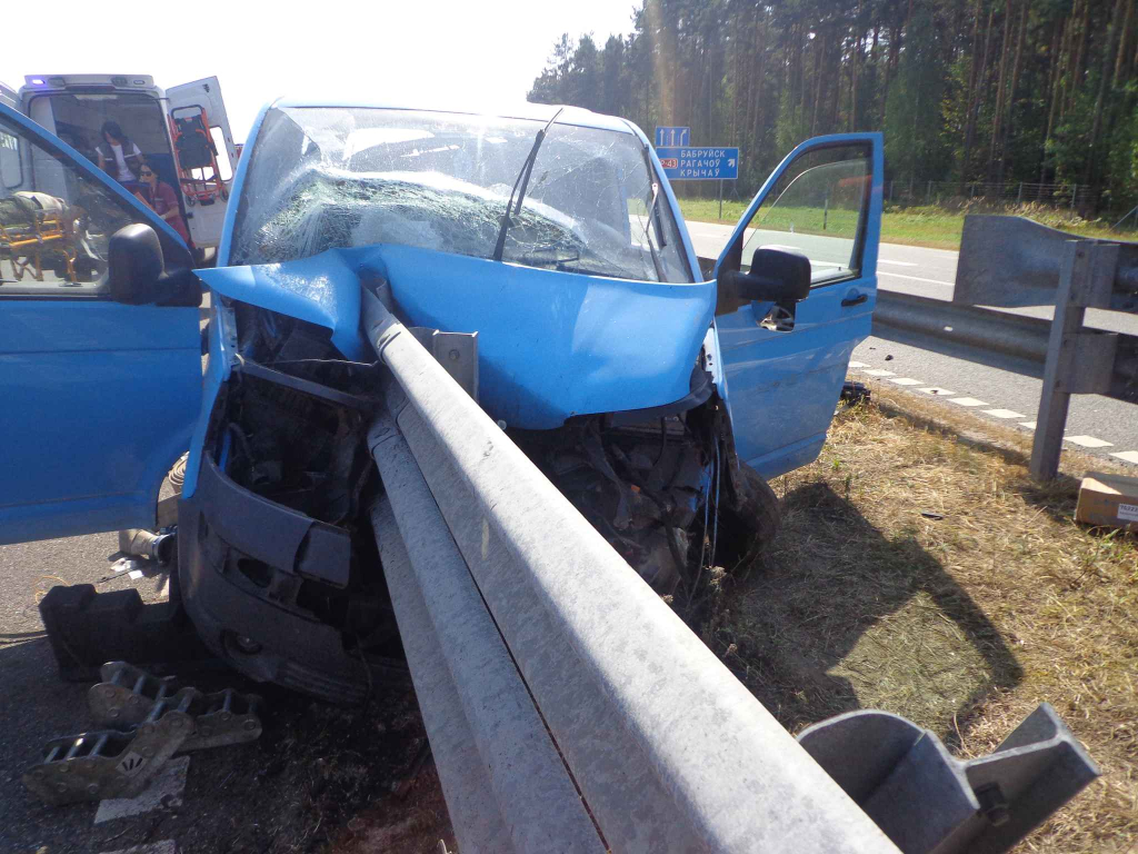 Volkswagen Transporter врезался в ограждение трассы в Бобруйском районе — пострадал пассажир