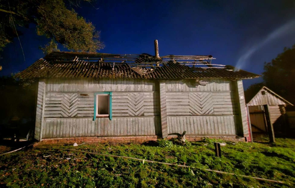 В Краснопольском районе пожар в доме многодетной семьи: отец госпитализирован