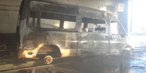 В Бобруйске сгорел микроавтобус в гараже