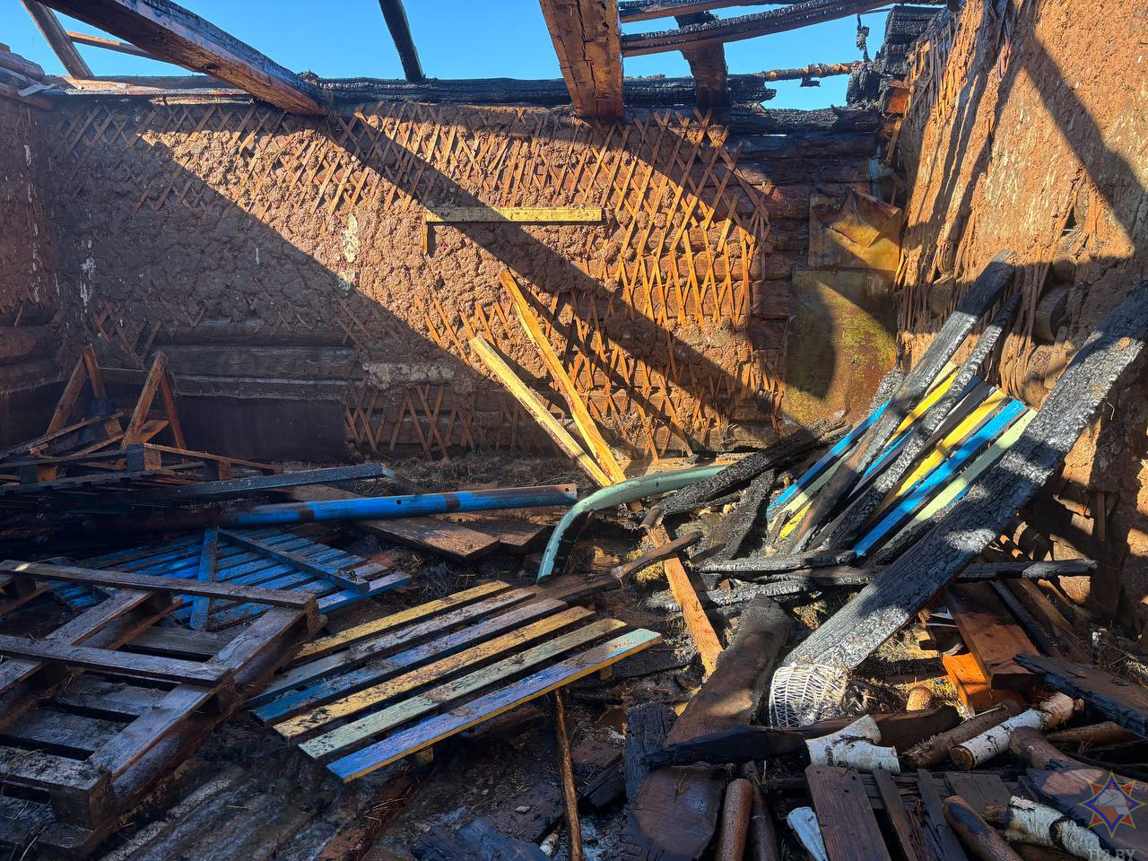 В Быховском районе пожар в сарае произошел из-за сжигания мусора