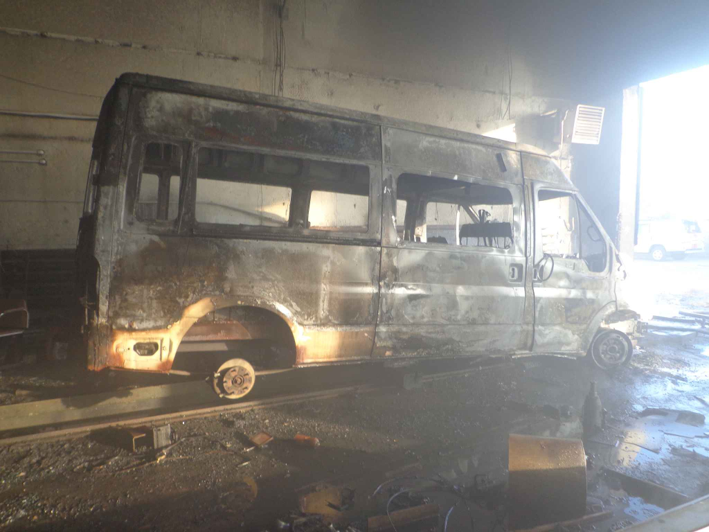 В Бобруйске сгорел микроавтобус в гараже