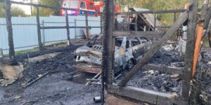В Чаусском районе из-за пожара в гараже сгорел автомобиль и повреждены постройки